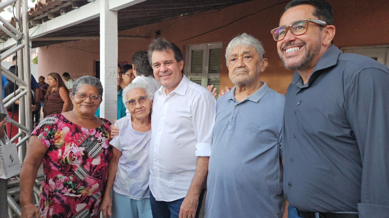 grupo de pessoas posa para a foto